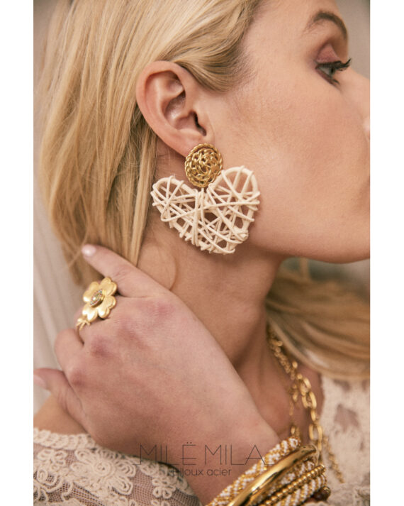 Boucle d'oreille coeur raphia blanc dorée