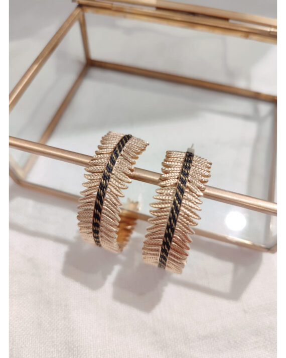 Boucle d'oreille créole plume dorée fil noir